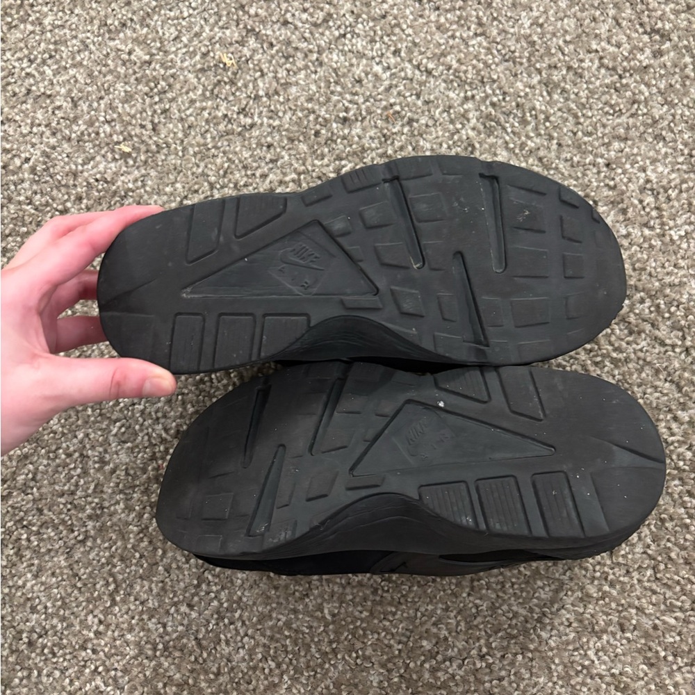 Nike all black huarache shoes - Picture 2 of 4